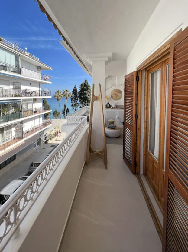 Prachtig gerenoveerd appartement met zeezicht in het hart van Nerja.