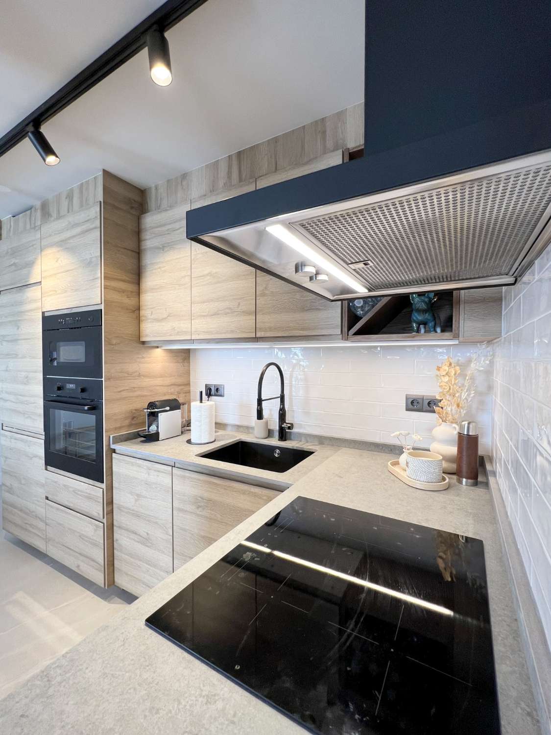 Prachtig gerenoveerd appartement met zeezicht in het hart van Nerja.