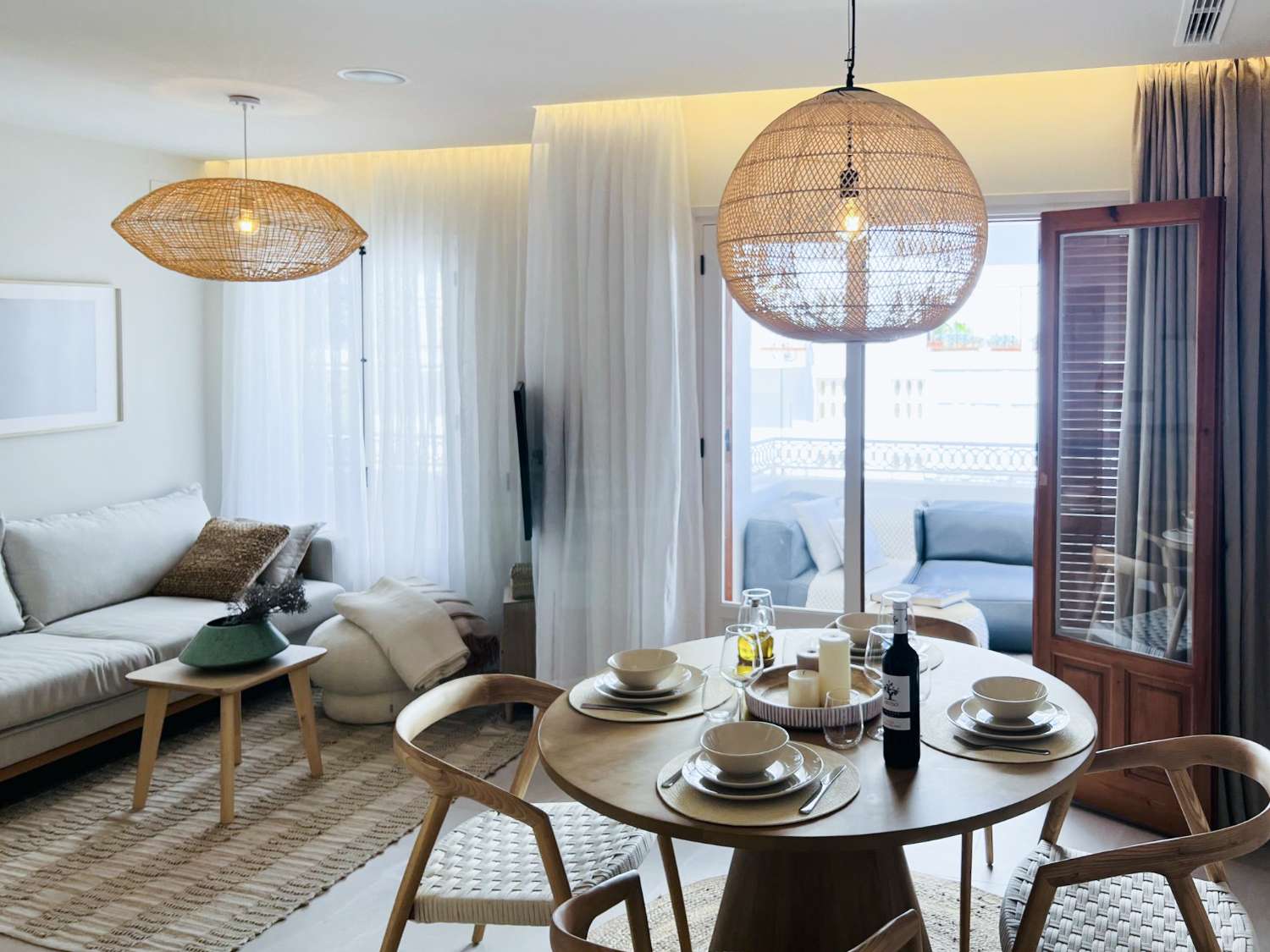 Prachtig gerenoveerd appartement met zeezicht in het hart van Nerja.