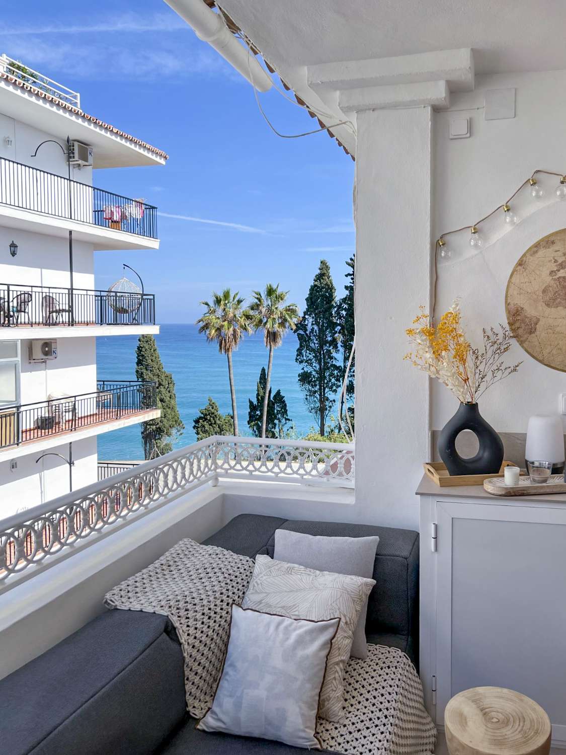 Prachtig gerenoveerd appartement met zeezicht in het hart van Nerja.