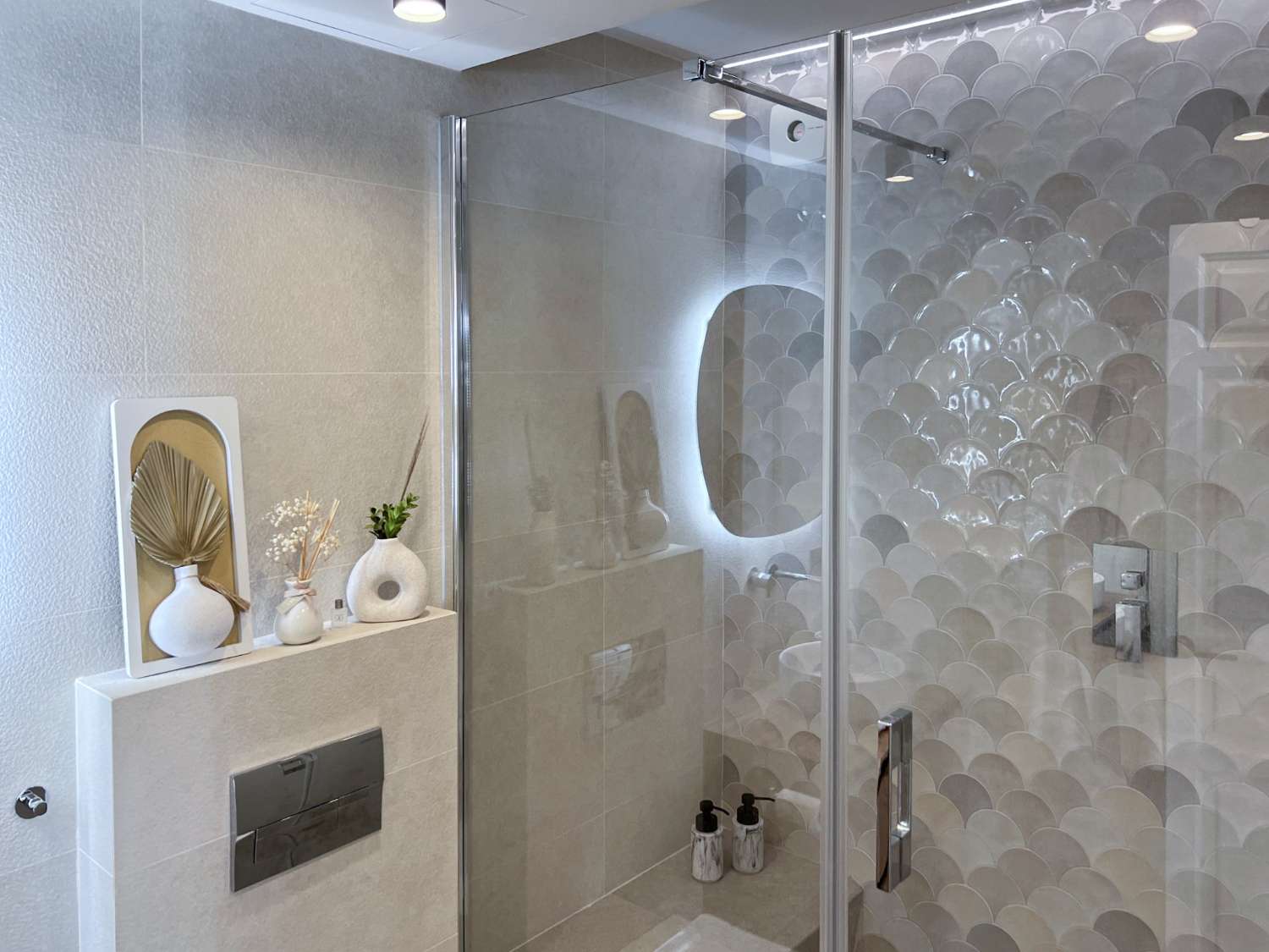 Prachtig gerenoveerd appartement met zeezicht in het hart van Nerja.