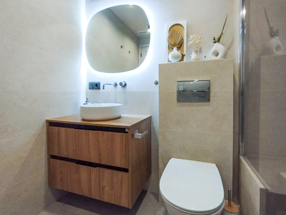 Prachtig gerenoveerd appartement met zeezicht in het hart van Nerja.