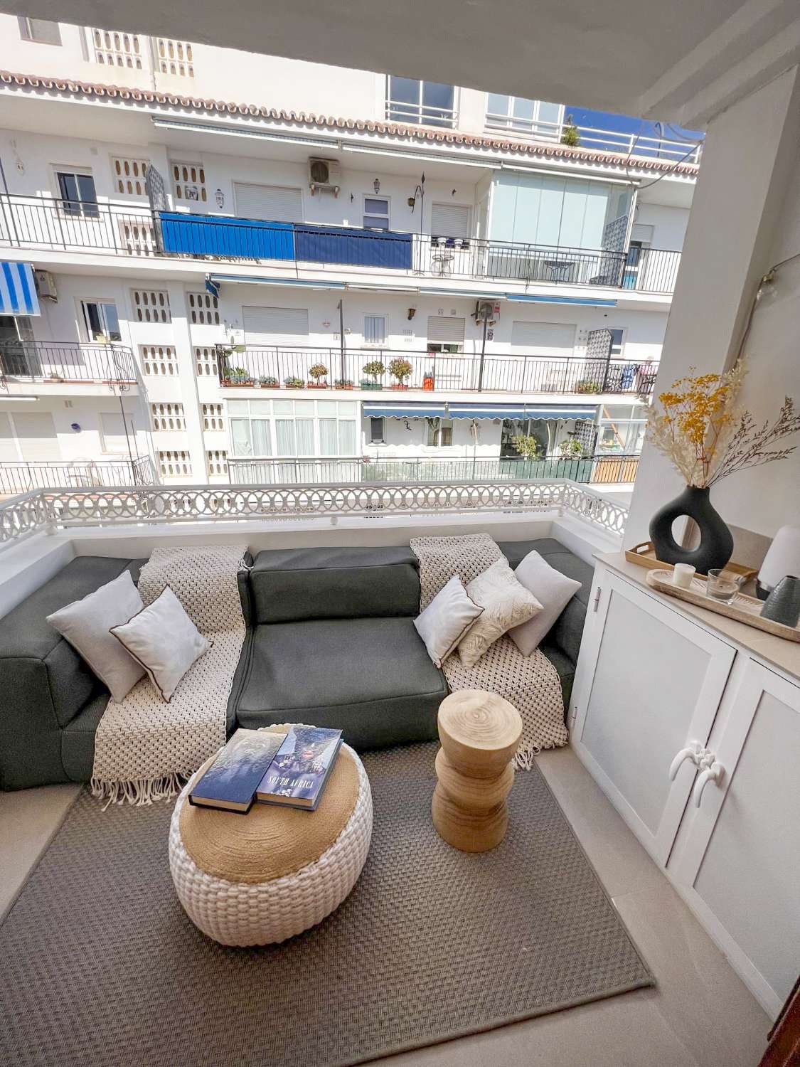 Prachtig gerenoveerd appartement met zeezicht in het hart van Nerja.