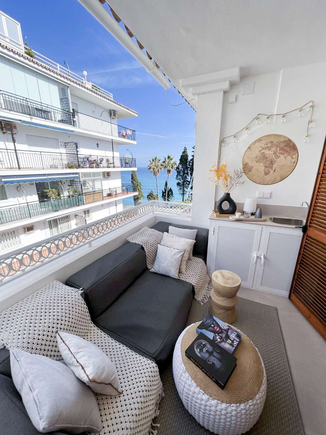 Prachtig gerenoveerd appartement met zeezicht in het hart van Nerja.
