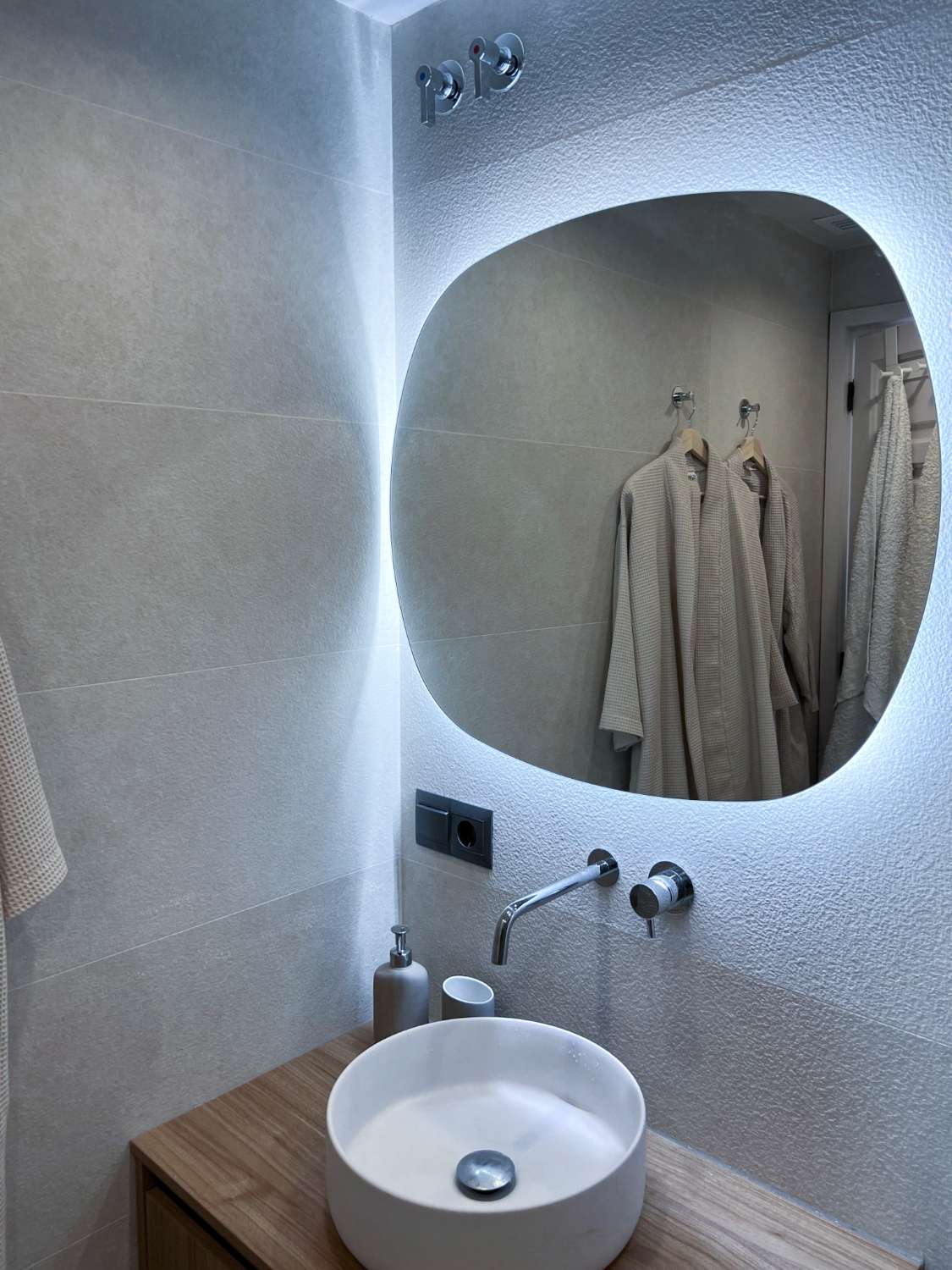 Prachtig gerenoveerd appartement met zeezicht in het hart van Nerja.