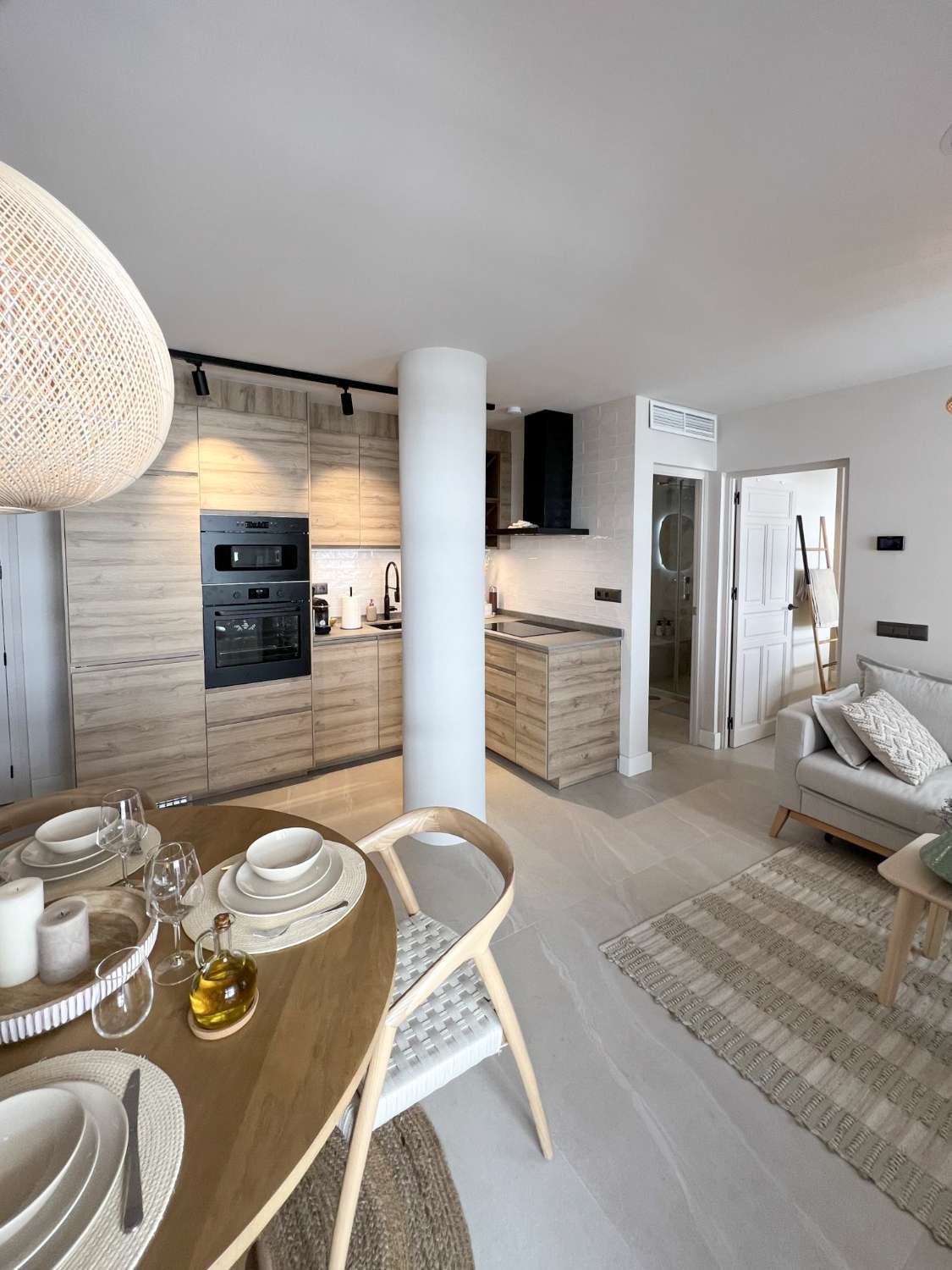 Prachtig gerenoveerd appartement met zeezicht in het hart van Nerja.