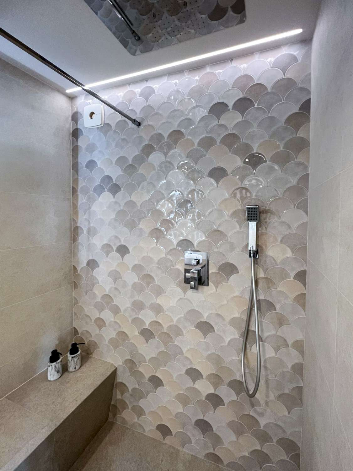 Prachtig gerenoveerd appartement met zeezicht in het hart van Nerja.