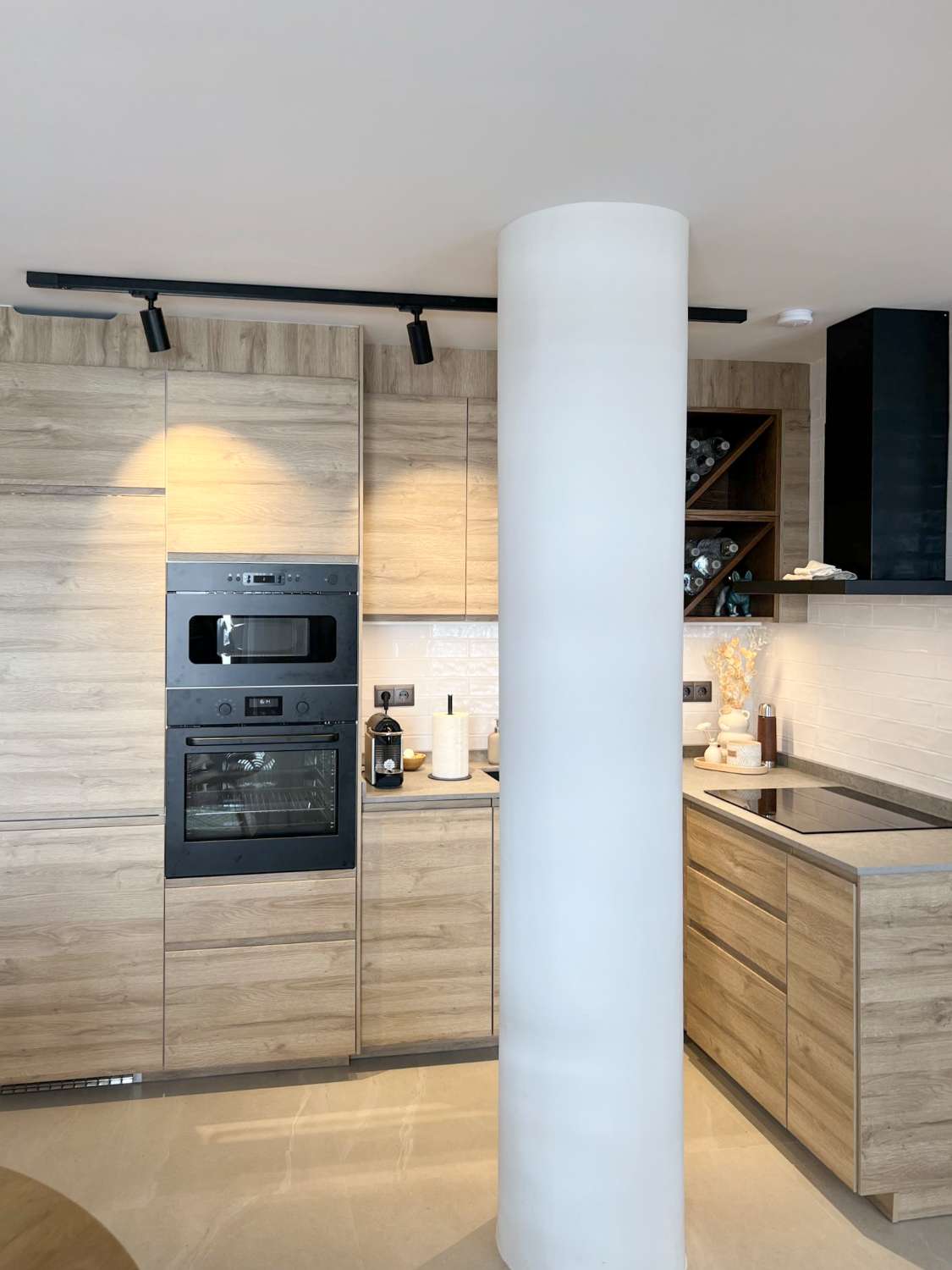 Prachtig gerenoveerd appartement met zeezicht in het hart van Nerja.