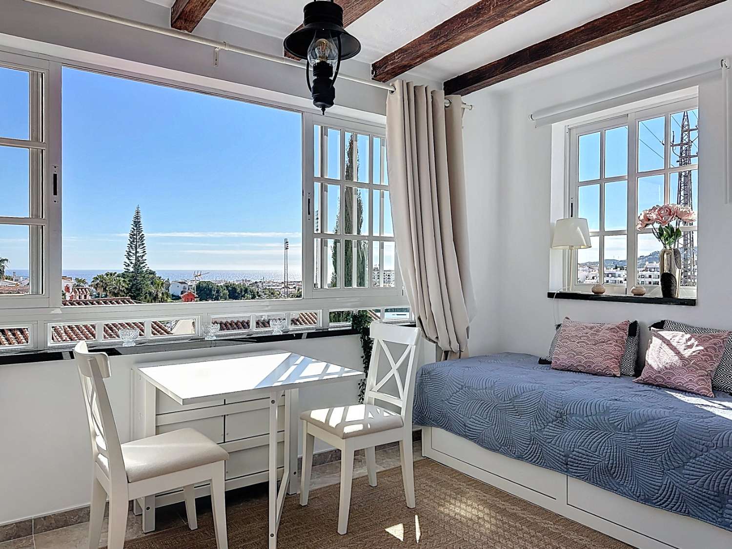 Beautifully renovated apartment, ideally located in one of Nerja’s most sought-after areas – Paco Romo, just next to the charming Capistrano Village