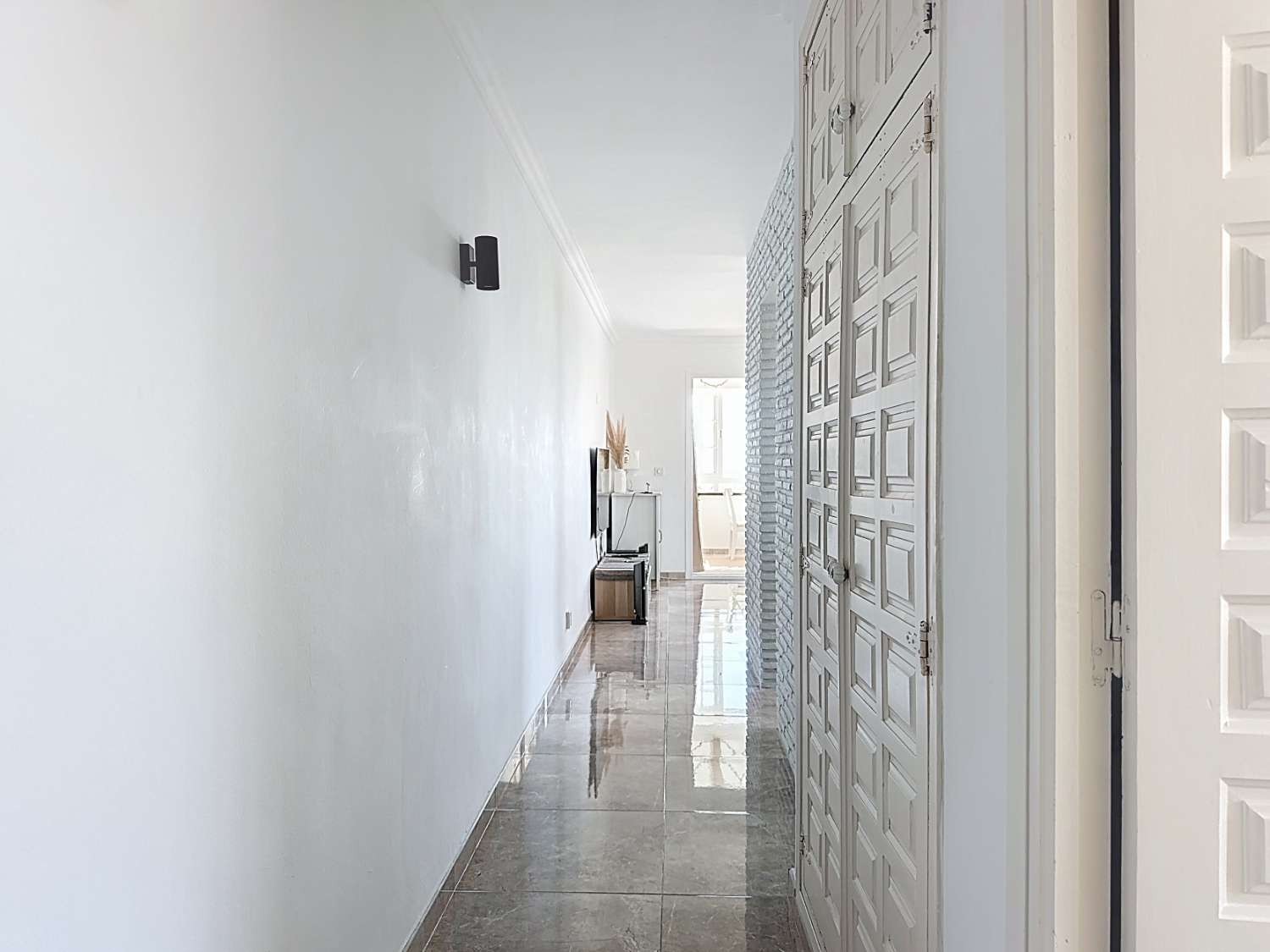 Beautifully renovated apartment, ideally located in one of Nerja’s most sought-after areas – Paco Romo, just next to the charming Capistrano Village