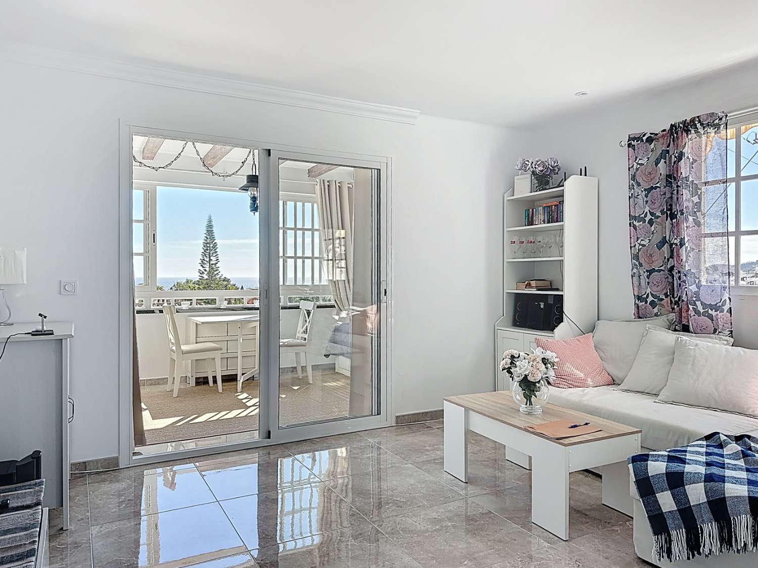 Beautifully renovated apartment, ideally located in one of Nerja’s most sought-after areas – Paco Romo, just next to the charming Capistrano Village