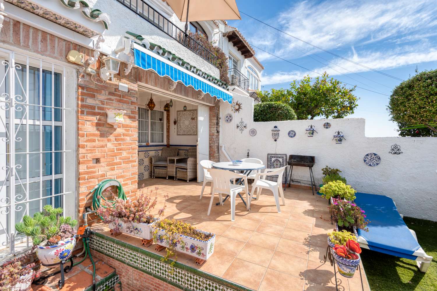 Encantador apartamento con amplia terraza, jardín, patio y jacuzzi privado.