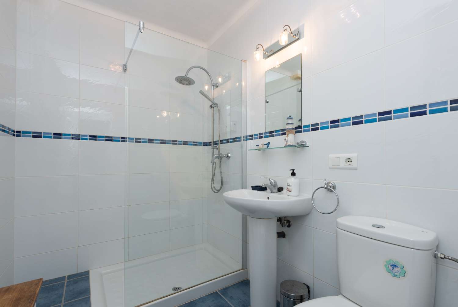 Encantador apartamento con amplia terraza, jardín, patio y jacuzzi privado.