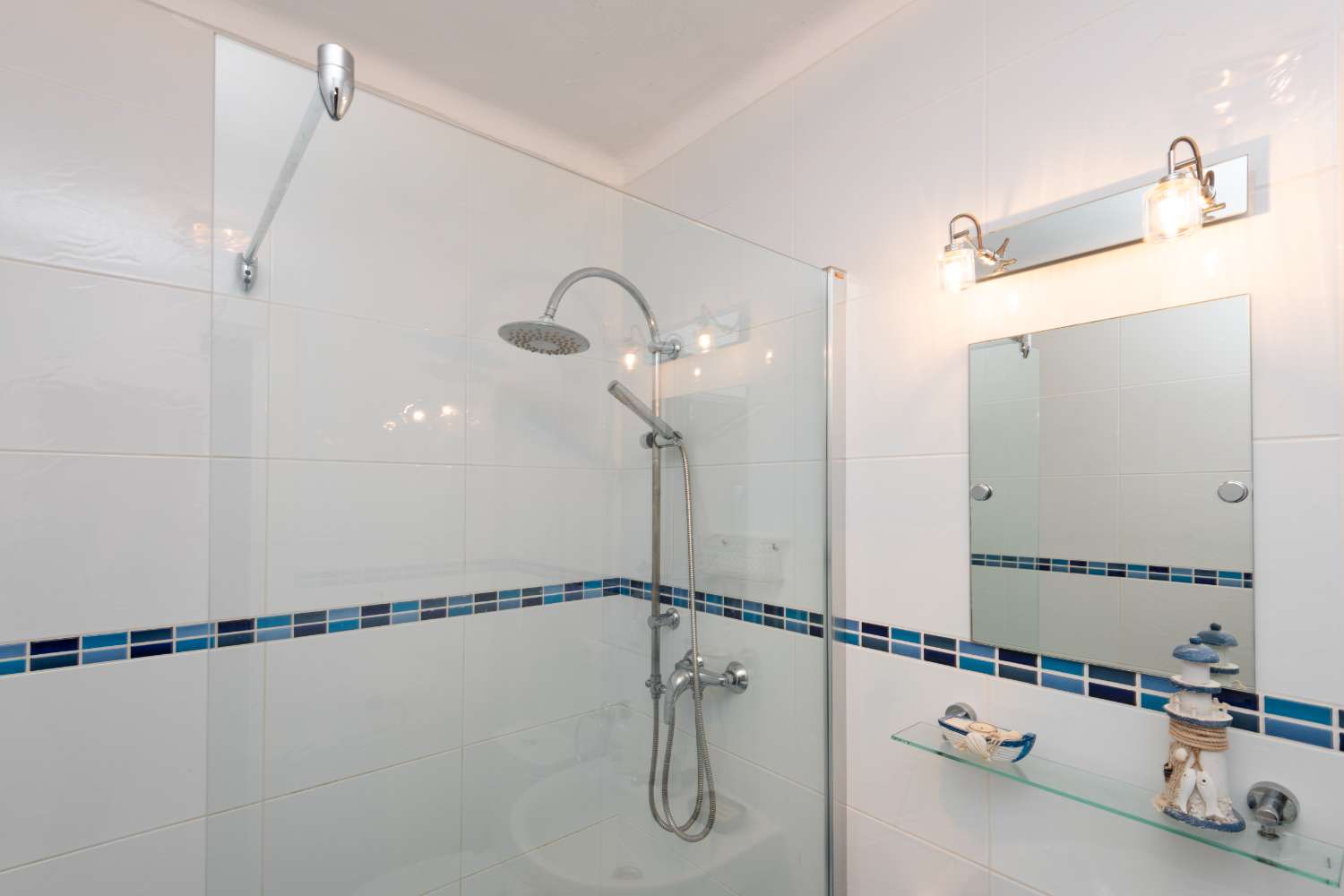 Encantador apartamento con amplia terraza, jardín, patio y jacuzzi privado.