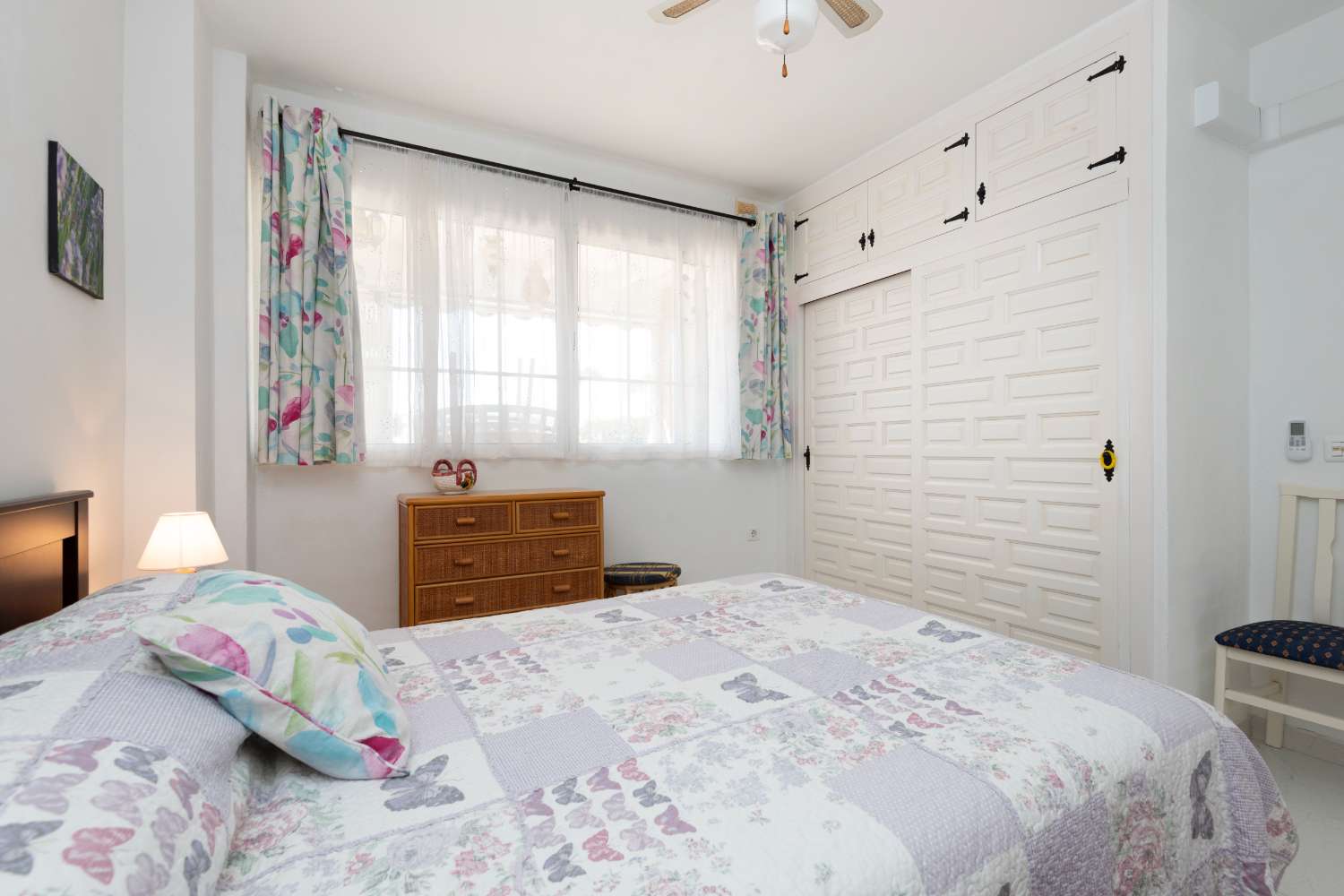 Encantador apartamento con amplia terraza, jardín, patio y jacuzzi privado.