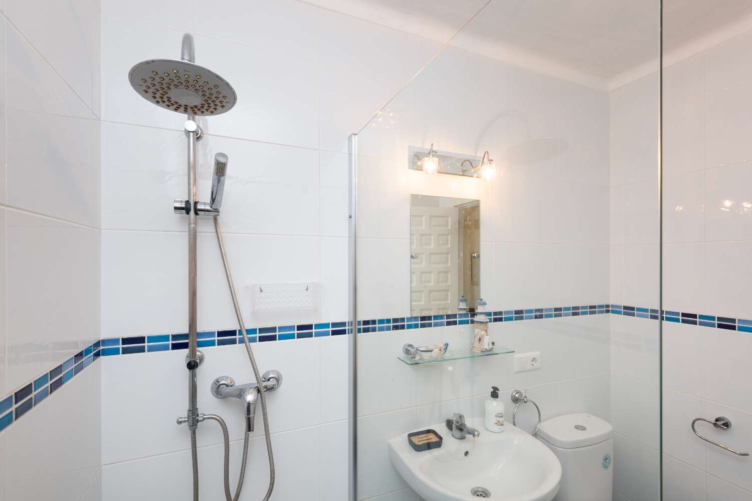 Encantador apartamento con amplia terraza, jardín, patio y jacuzzi privado.