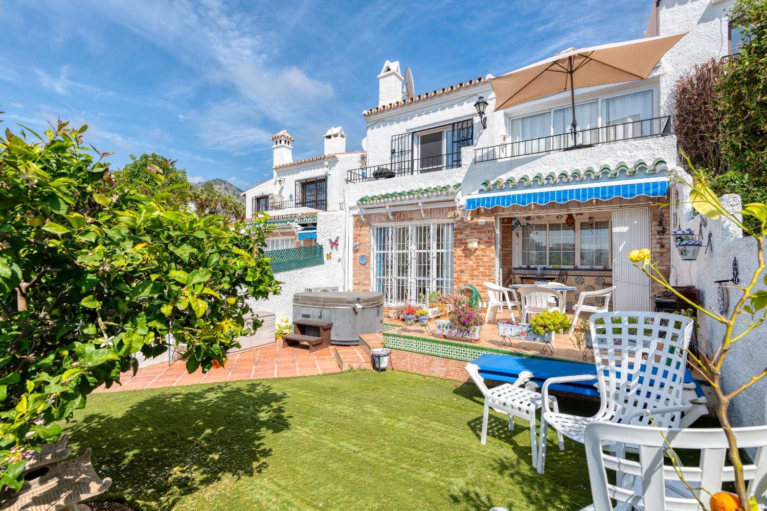 Encantador apartamento con amplia terraza, jardín, patio y jacuzzi privado.