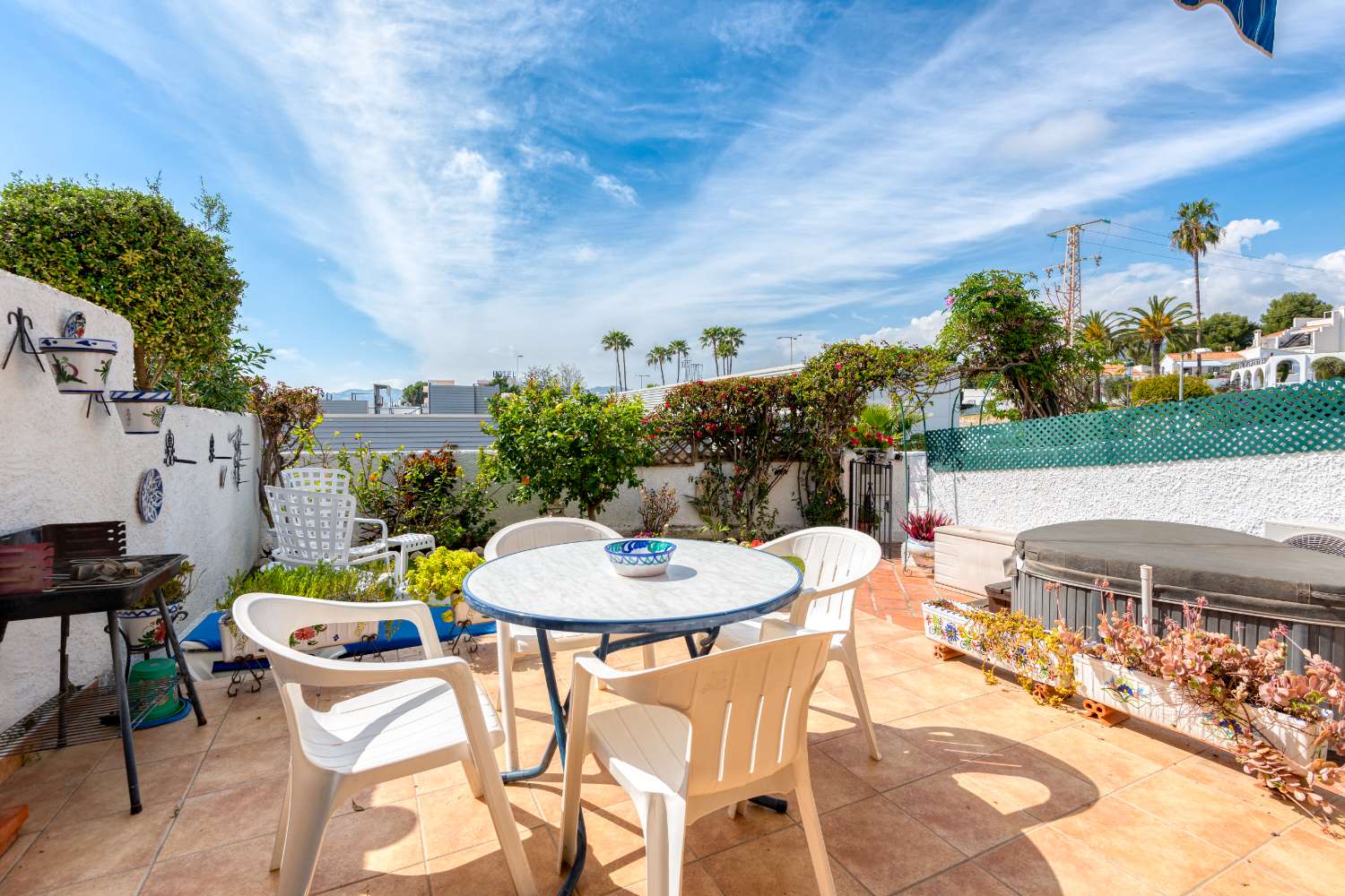 Encantador apartamento con amplia terraza, jardín, patio y jacuzzi privado.