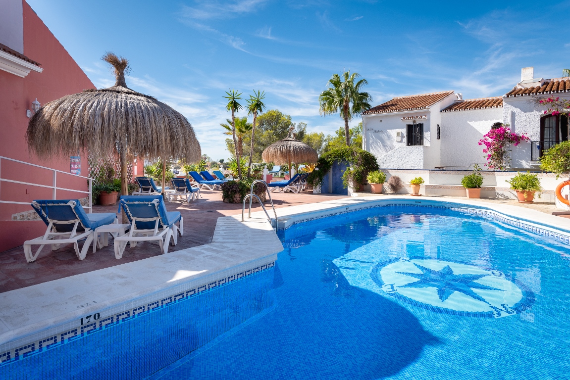 Encantador apartamento con amplia terraza, jardín, patio y jacuzzi privado.