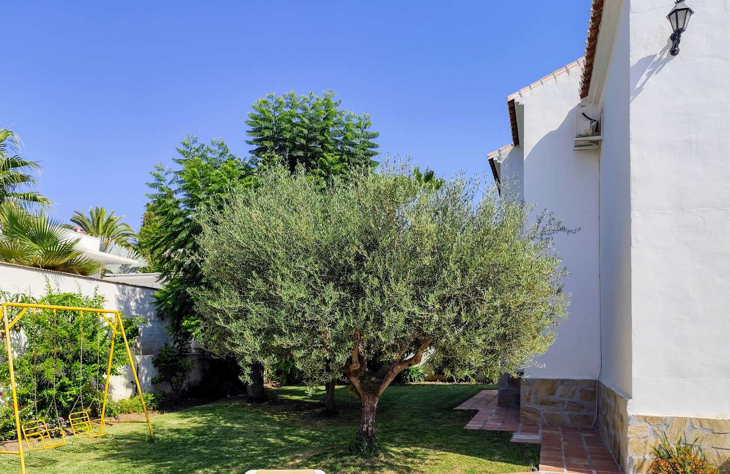 Elegante, freistehende Villa mit privatem Pool auf einem großzügigen Grundstück in der Nähe des Strandes von Burriana