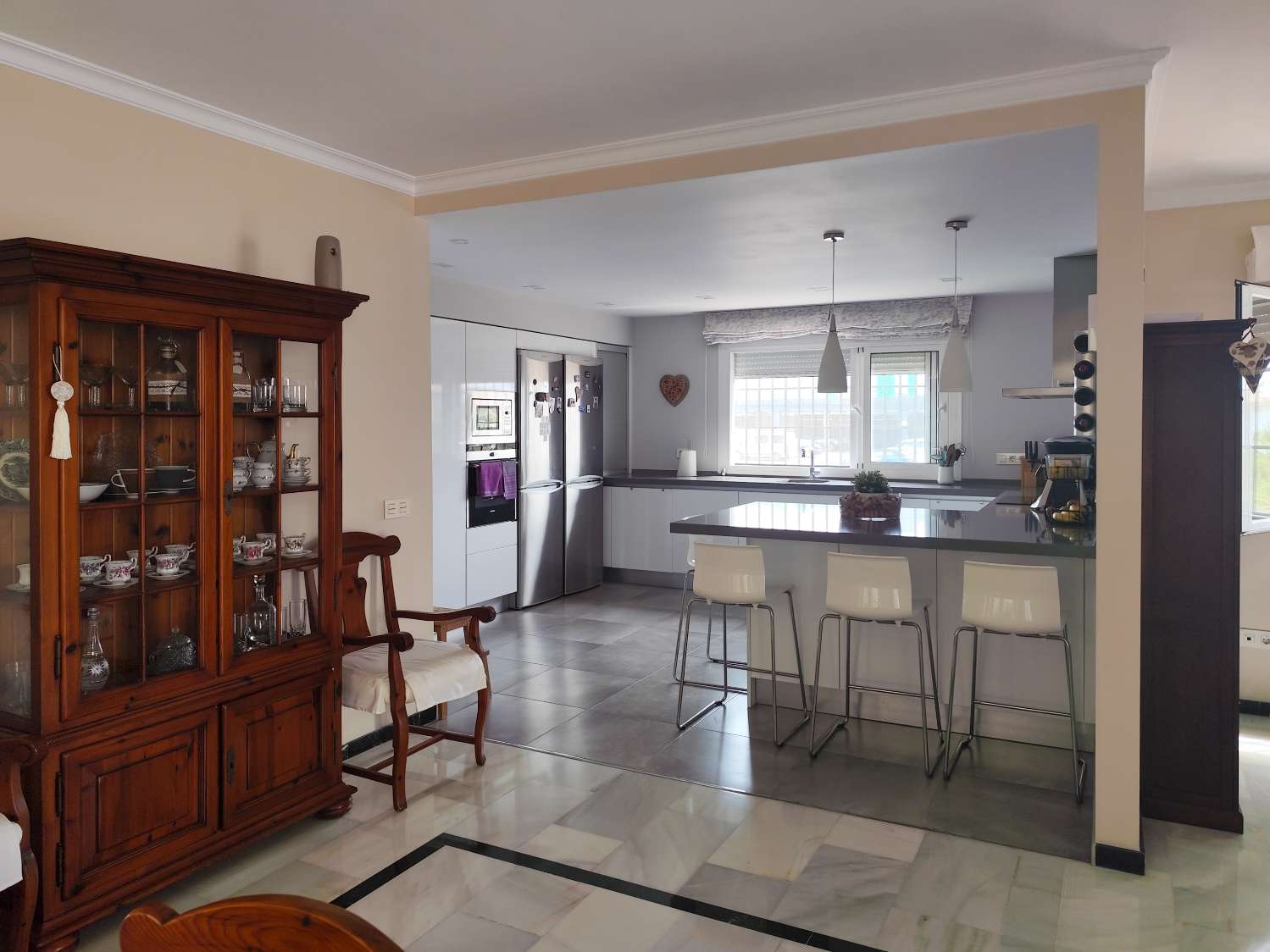 Elegante, freistehende Villa mit privatem Pool auf einem großzügigen Grundstück in der Nähe des Strandes von Burriana