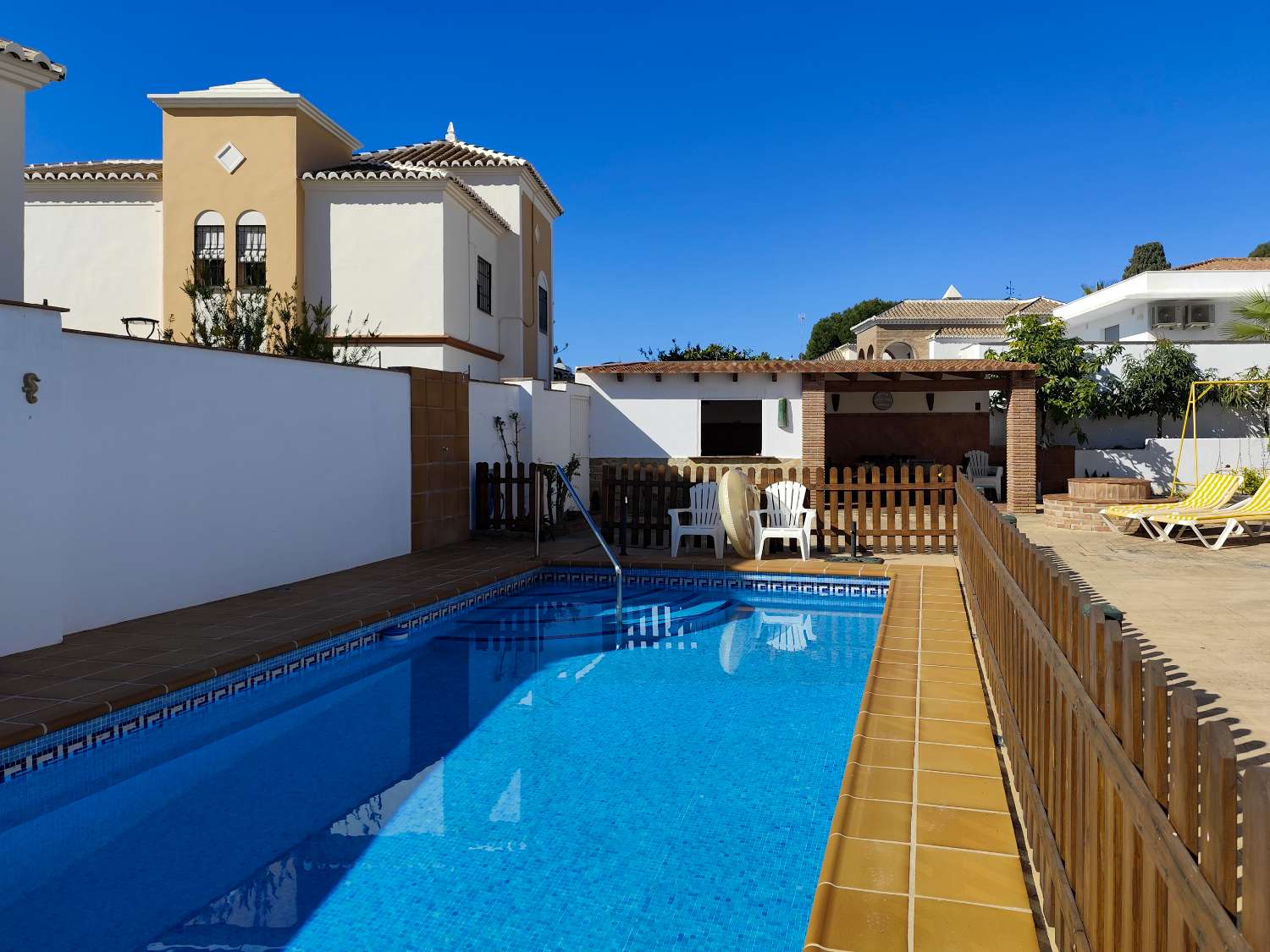Elegante, freistehende Villa mit privatem Pool auf einem großzügigen Grundstück in der Nähe des Strandes von Burriana