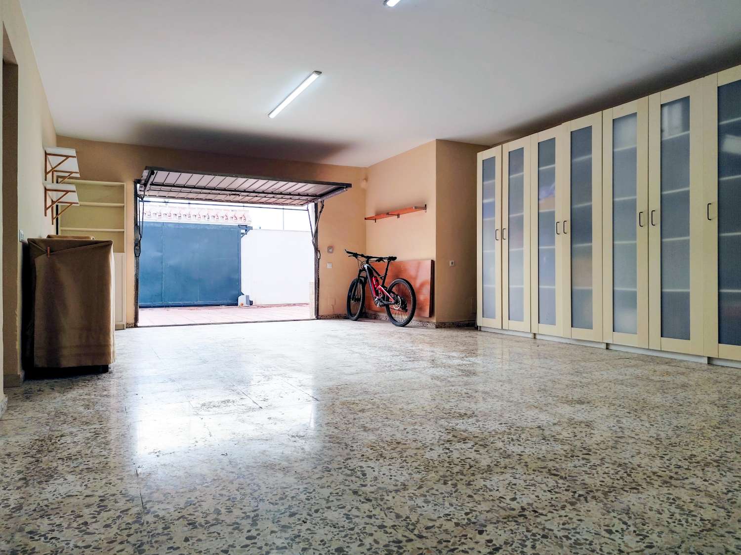 Elegante, freistehende Villa mit privatem Pool auf einem großzügigen Grundstück in der Nähe des Strandes von Burriana