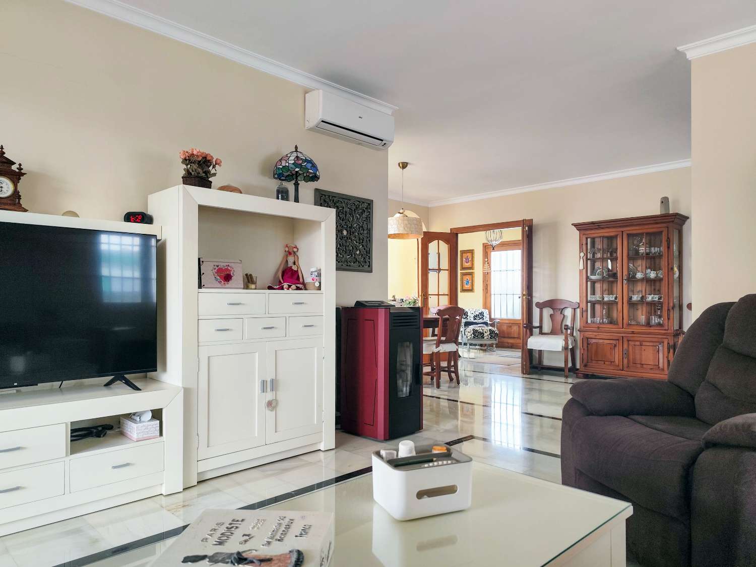 Elegante, freistehende Villa mit privatem Pool auf einem großzügigen Grundstück in der Nähe des Strandes von Burriana