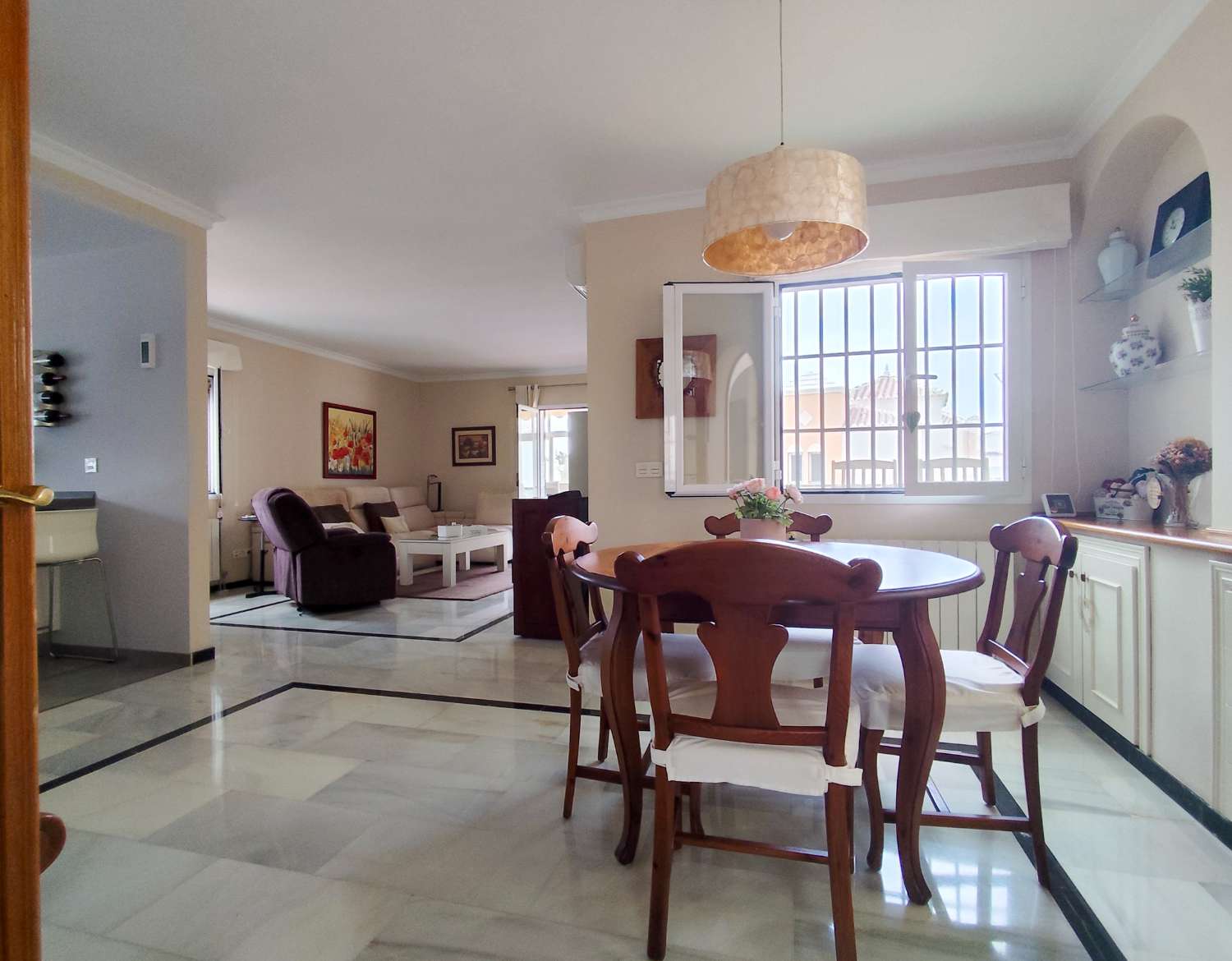 Elegante, freistehende Villa mit privatem Pool auf einem großzügigen Grundstück in der Nähe des Strandes von Burriana