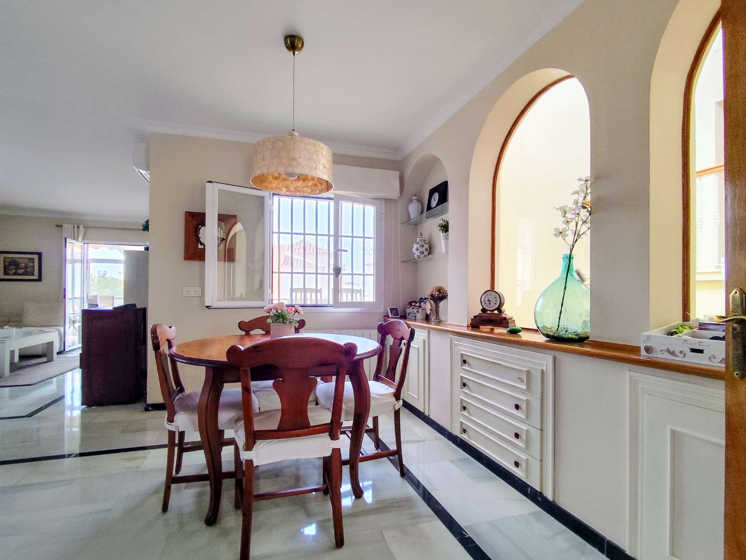 Elegante, freistehende Villa mit privatem Pool auf einem großzügigen Grundstück in der Nähe des Strandes von Burriana