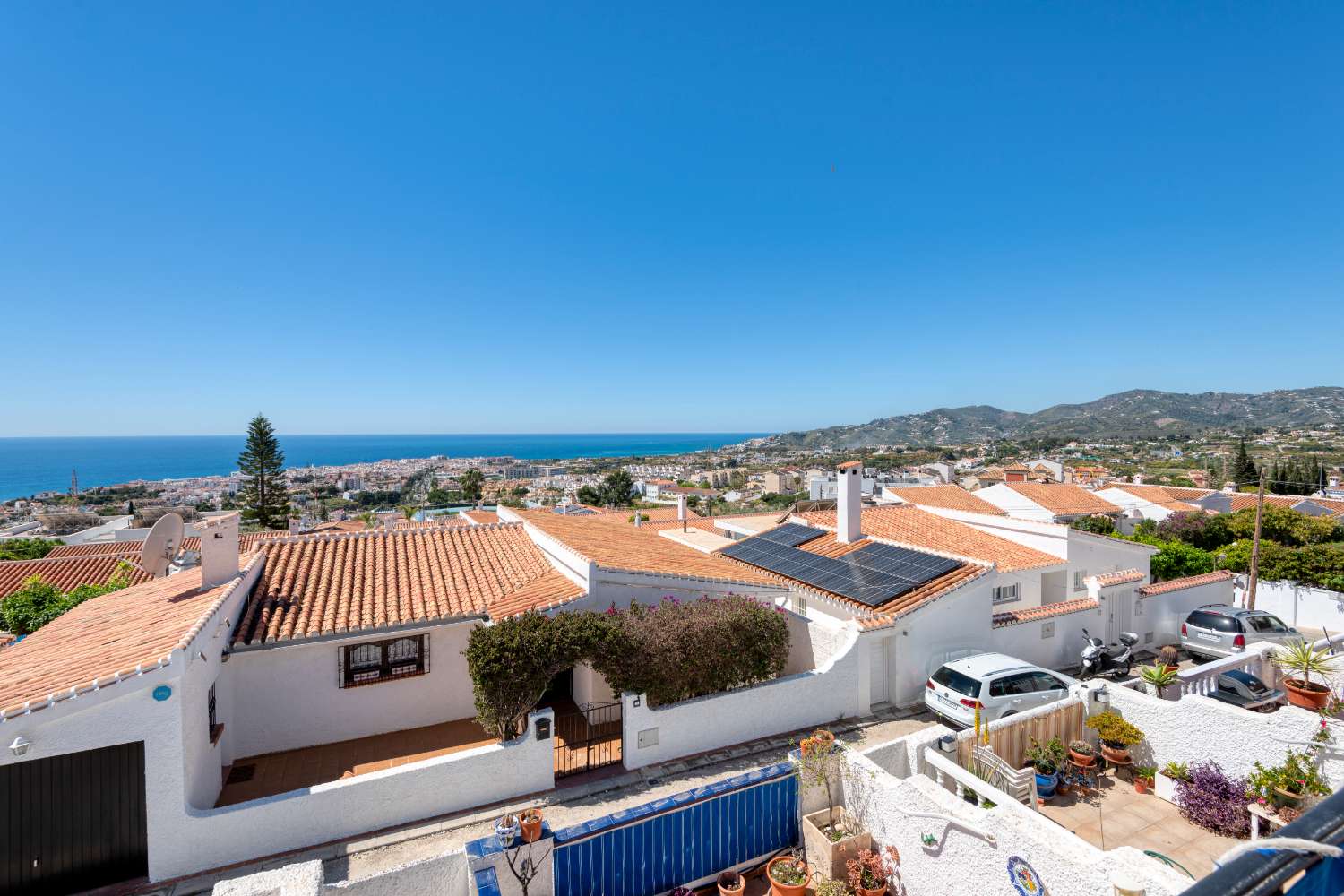 Velpresentert rekkehus med havutsikt i El Algarrobo, Nerja