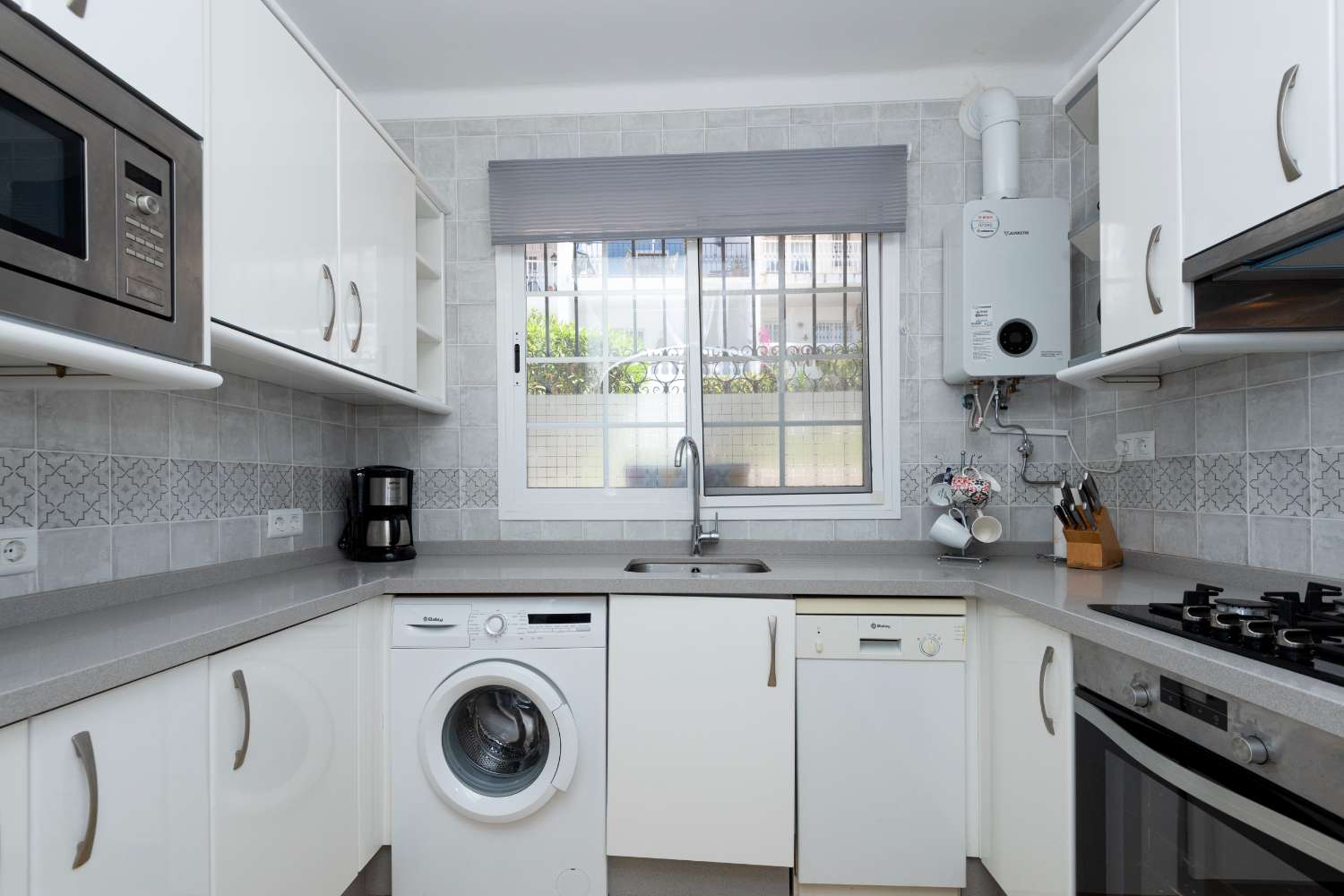 Velpresentert rekkehus med havutsikt i El Algarrobo, Nerja