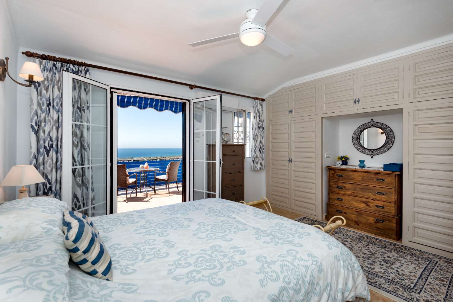 Velpresentert rekkehus med havutsikt i El Algarrobo, Nerja