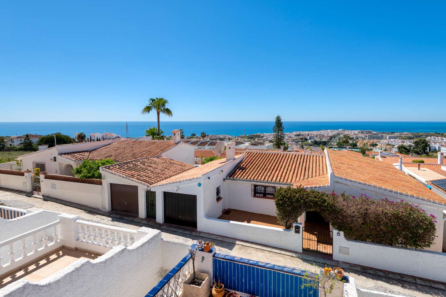 Velpresentert rekkehus med havutsikt i El Algarrobo, Nerja
