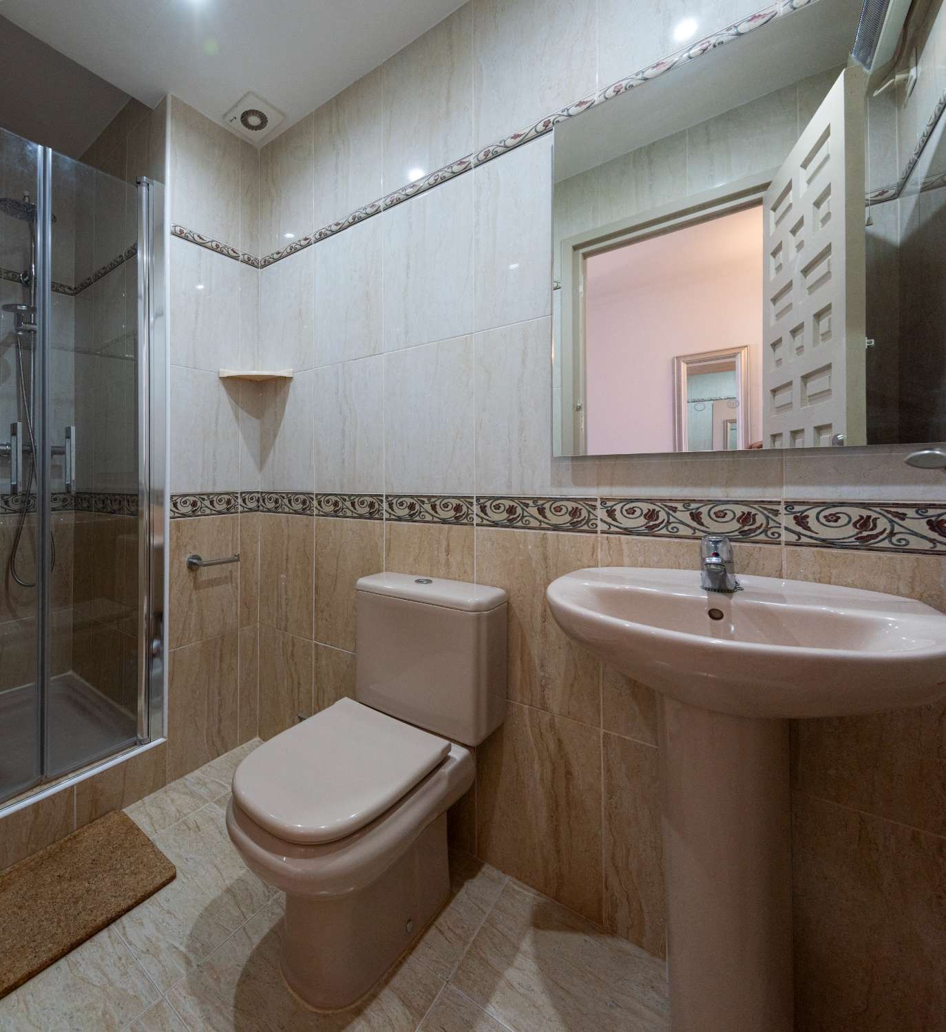 Velpresentert rekkehus med havutsikt i El Algarrobo, Nerja