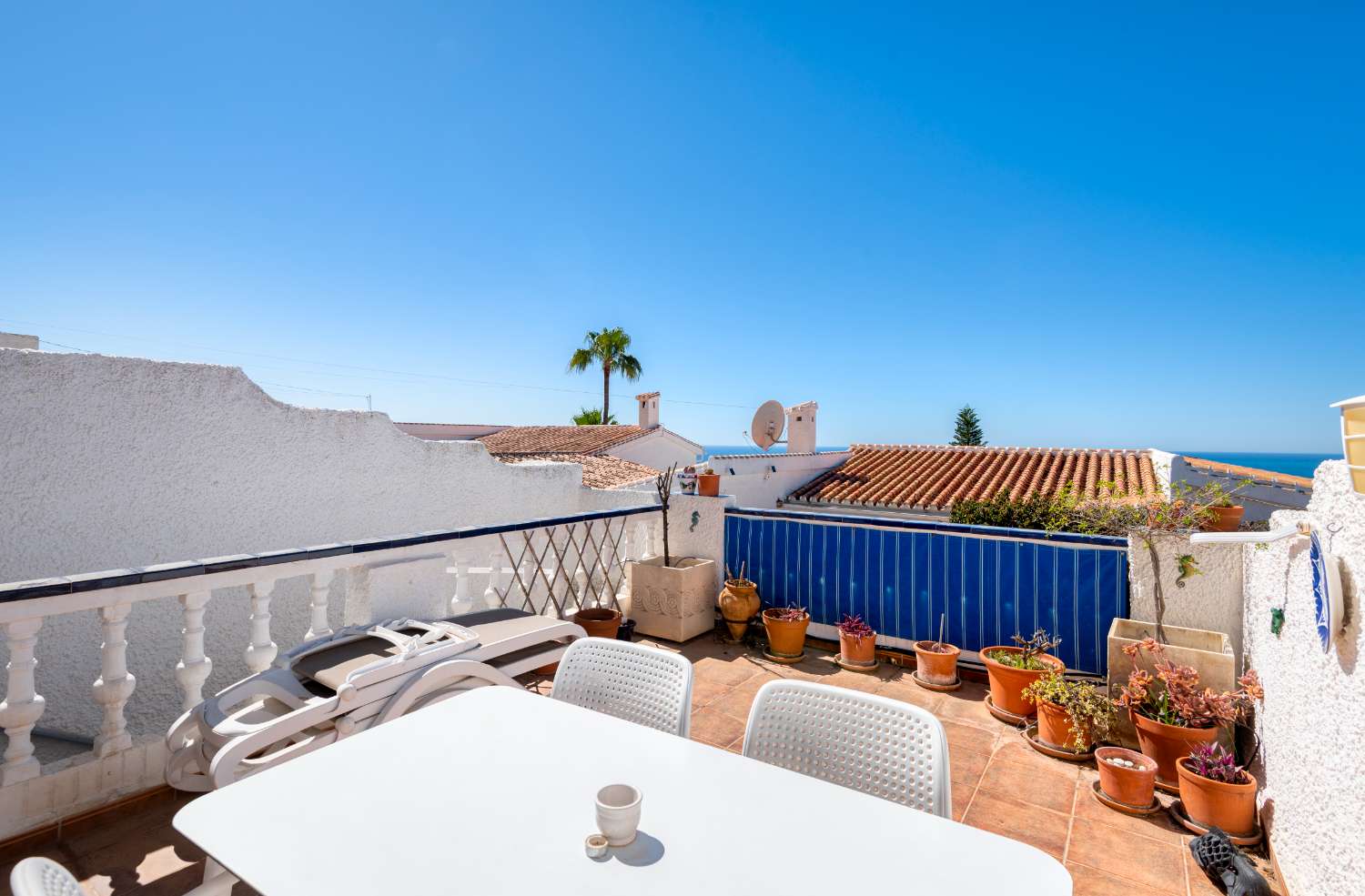 Velpresentert rekkehus med havutsikt i El Algarrobo, Nerja