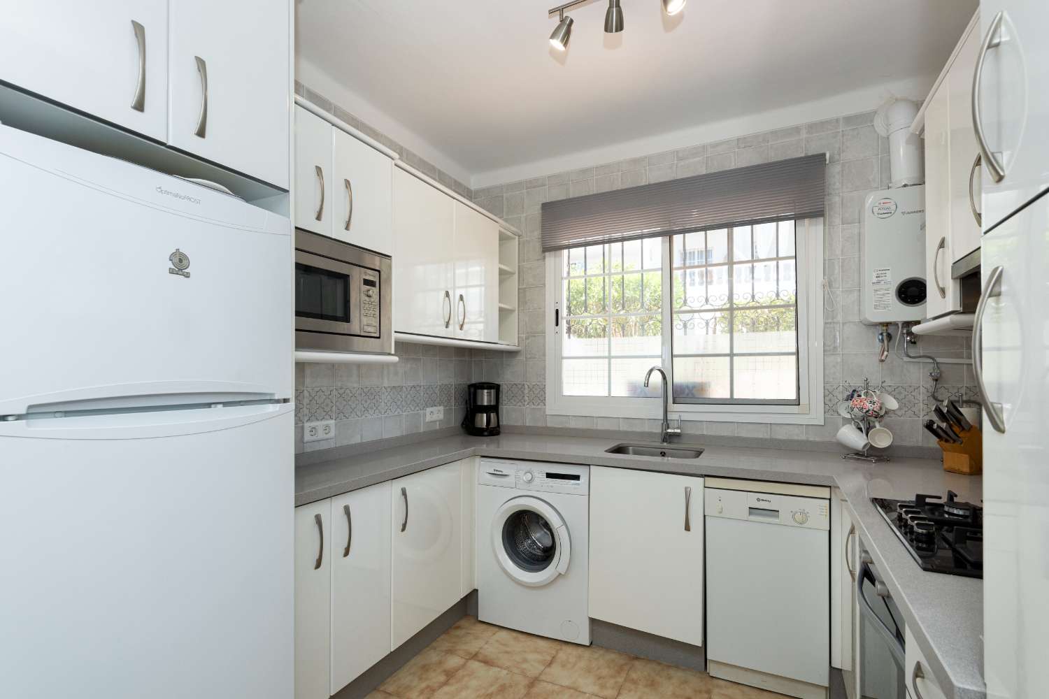 Velpresentert rekkehus med havutsikt i El Algarrobo, Nerja