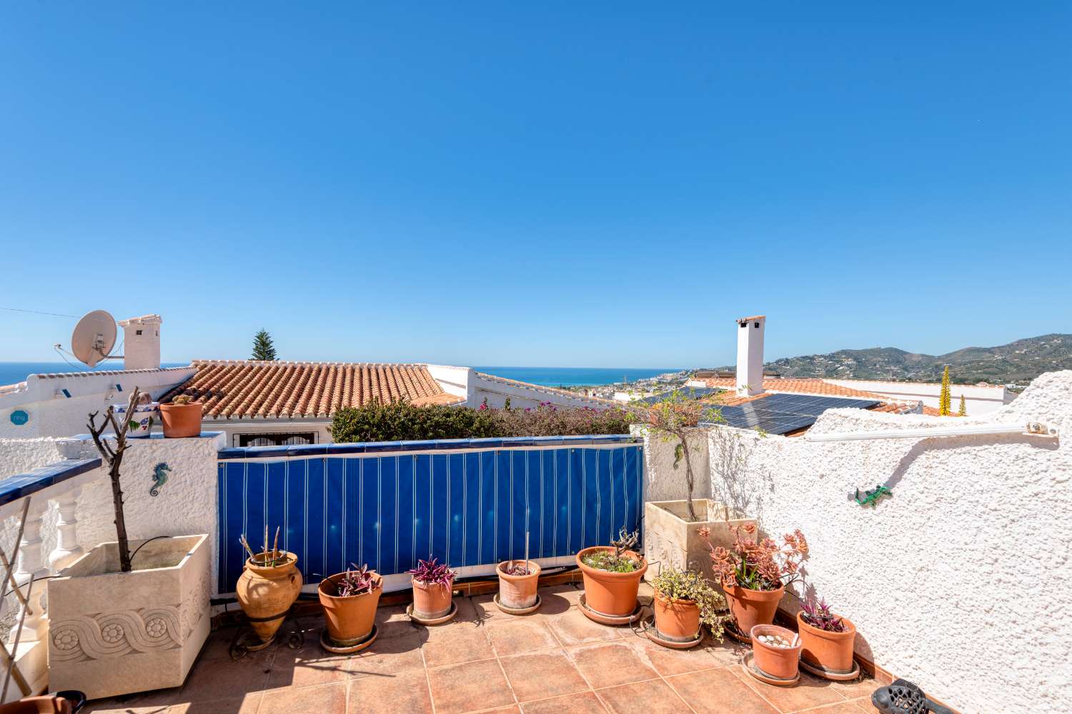 Velpresentert rekkehus med havutsikt i El Algarrobo, Nerja