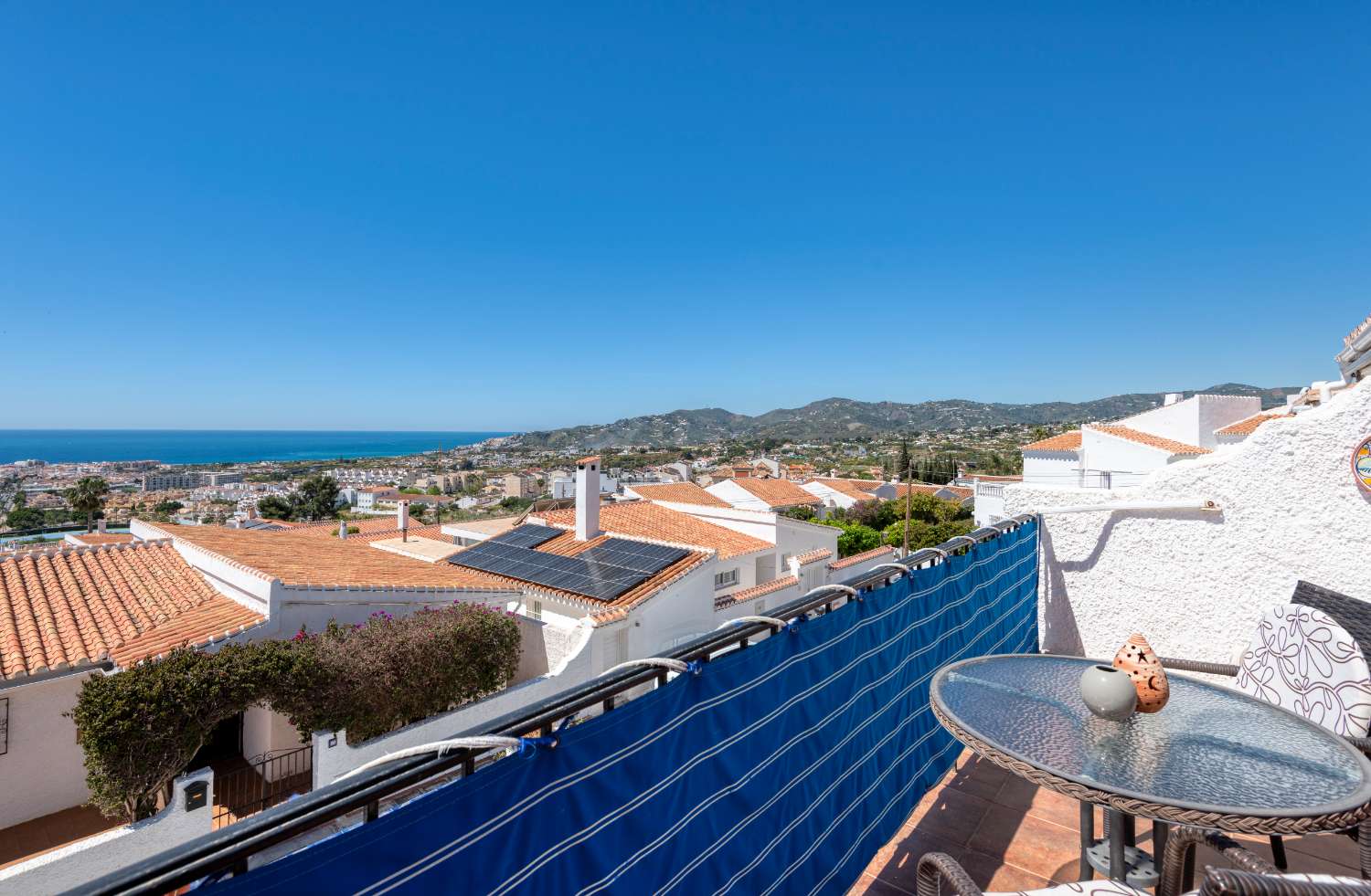 Velpresentert rekkehus med havutsikt i El Algarrobo, Nerja