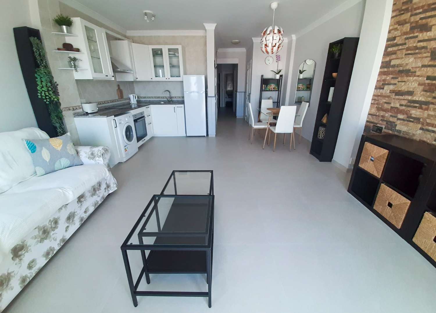 Modern lägenhet på översta våningen med havsutsikt i hjärtat av Nerja