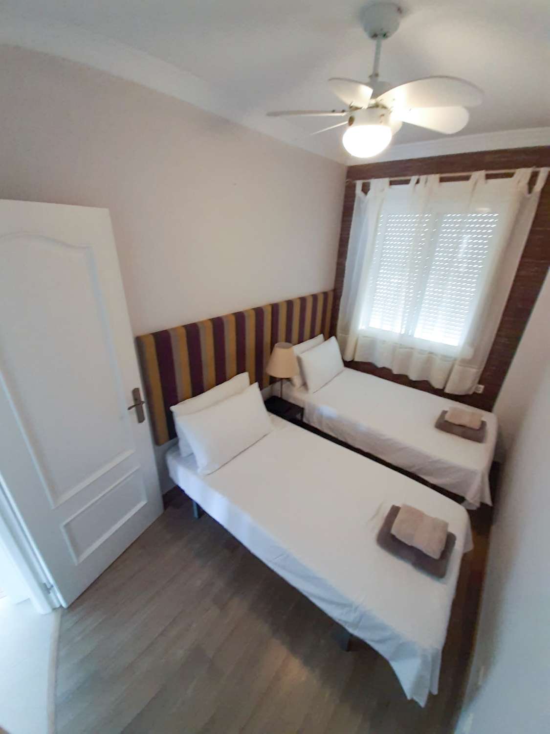 Modern lägenhet på översta våningen med havsutsikt i hjärtat av Nerja