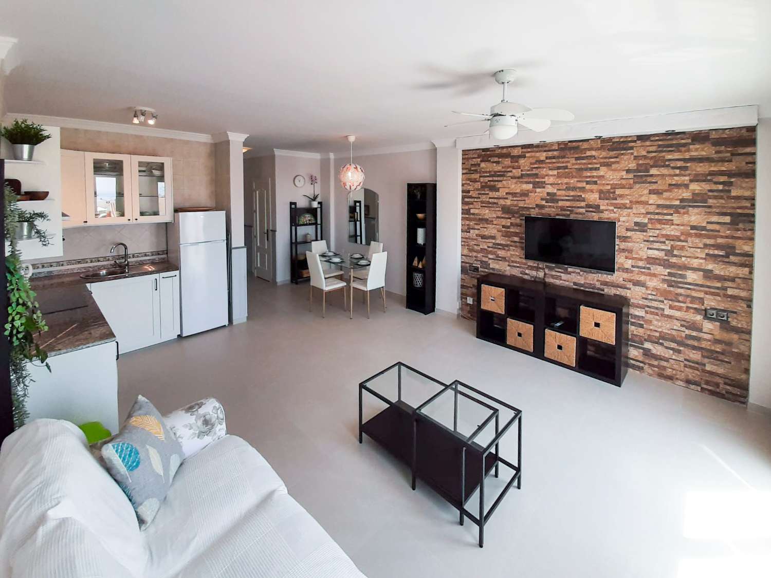 Modern lägenhet på översta våningen med havsutsikt i hjärtat av Nerja