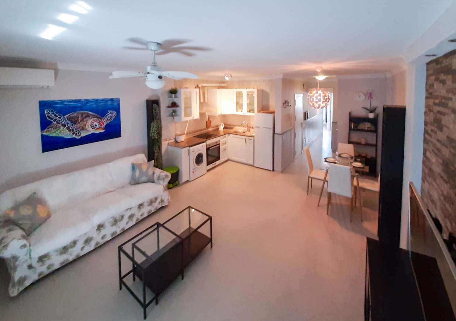 Modern lägenhet på översta våningen med havsutsikt i hjärtat av Nerja