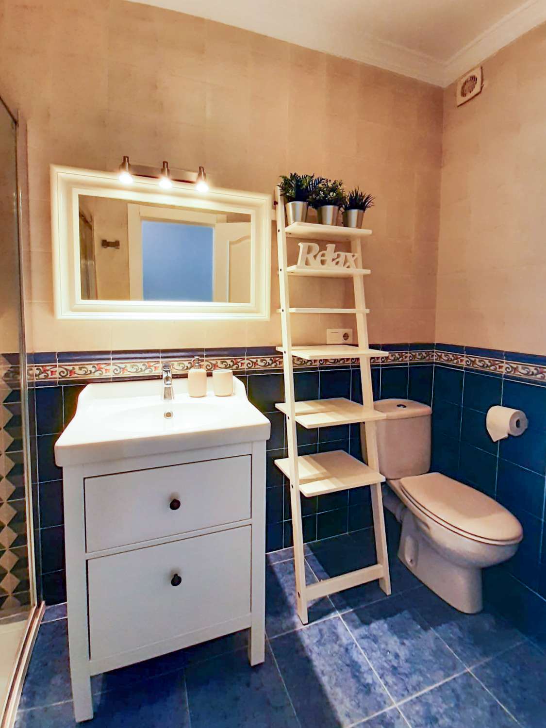 Modern lägenhet på översta våningen med havsutsikt i hjärtat av Nerja