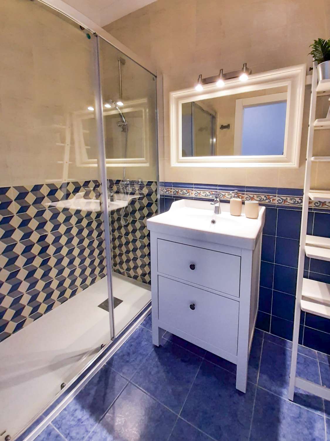 Modern lägenhet på översta våningen med havsutsikt i hjärtat av Nerja