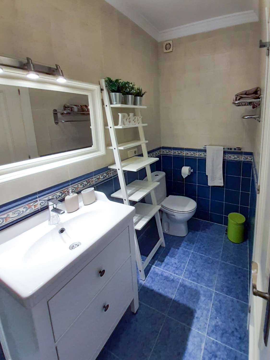 Modern lägenhet på översta våningen med havsutsikt i hjärtat av Nerja