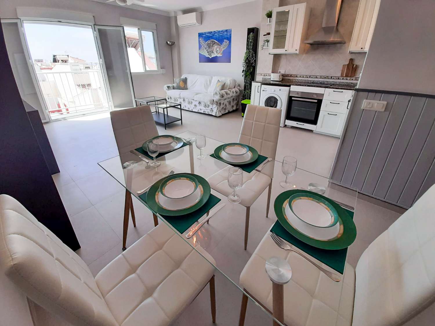 Modern lägenhet på översta våningen med havsutsikt i hjärtat av Nerja