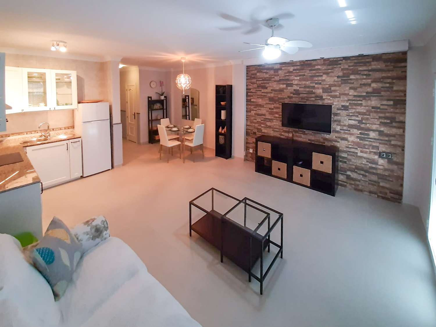 Modern lägenhet på översta våningen med havsutsikt i hjärtat av Nerja