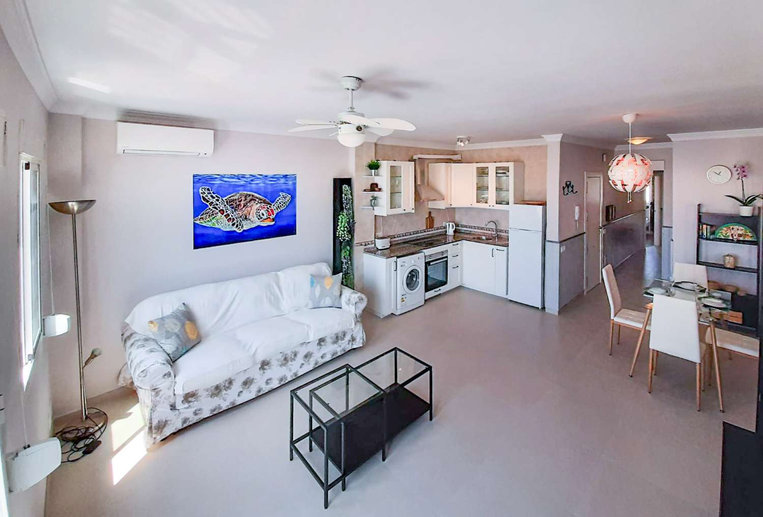 Modern lägenhet på översta våningen med havsutsikt i hjärtat av Nerja