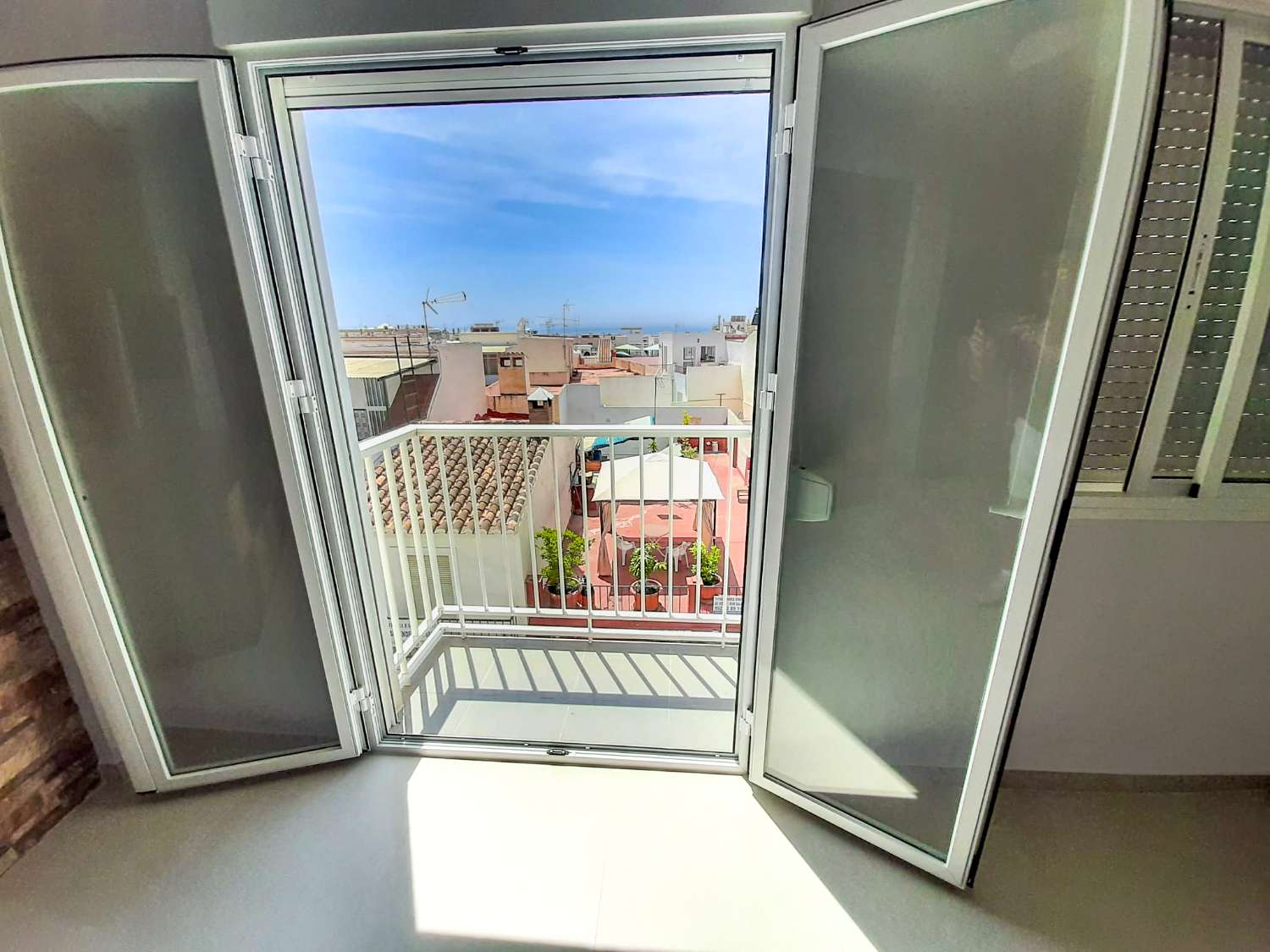 Modern lägenhet på översta våningen med havsutsikt i hjärtat av Nerja